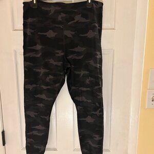 Athleta camo 7/8 athletic pants